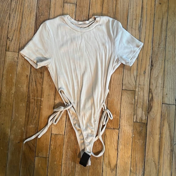 Set of three tee shirt high cut leg hole (on the sides) bodysuits - Picture 2 of 4